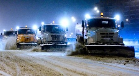 Борьбу со снегом ведут около 100 машин в Ижевске