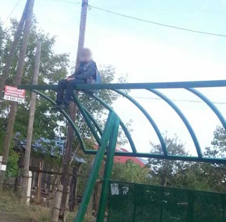 В Ижевске школьник ждет трамвай по-особенному
