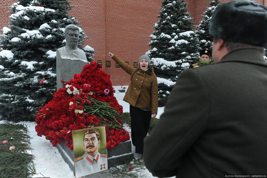 Провокатор Энтео, называющий себя православным, подрался с коммунистами на могиле Сталина