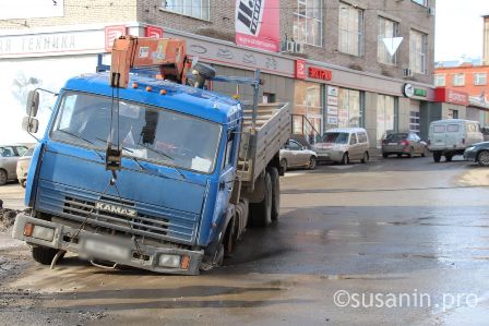 Грузовой автомобиль провалился на перекрестке улиц Пастухова и Вадима Сивкова в Ижевске 