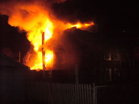 Трех пенсионеров вынесли из горящего дома в Удмуртии