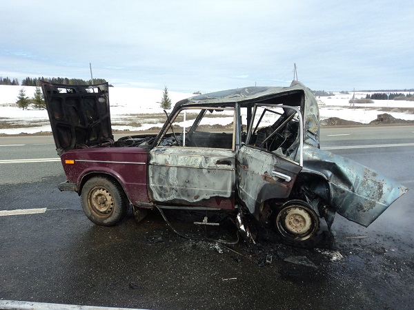 Двое пассажиров автомобиля "ВАЗ" погибли сегодня в Дебесском районе Удмуртии