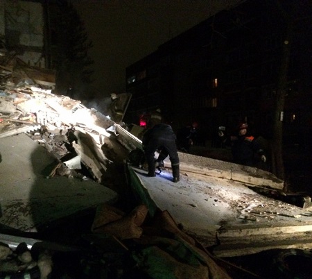 Подъезд жилого дома обрушился после взрыва газа в Ярославле