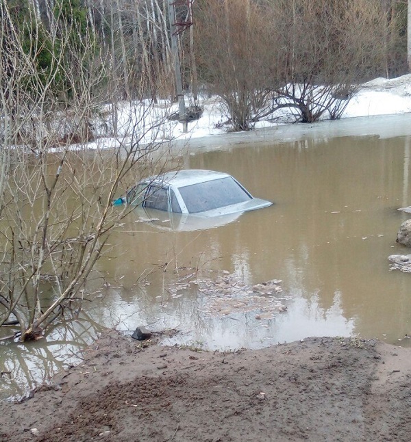 В Ижевске на ул. Выставочная в водоеме плавает автомобиль