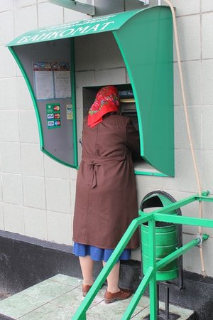 Балезинских бабушек научили пользоваться банкоматами