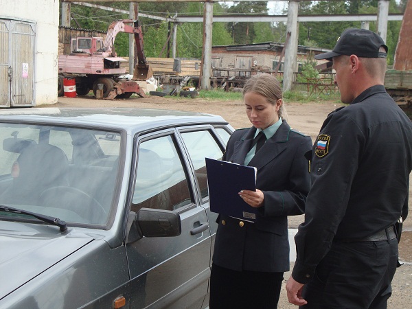 Приставы изъяли автомобиль у жителя Удмуртии, задолжавшего 100 тыс рублей за услуги ЖКХ