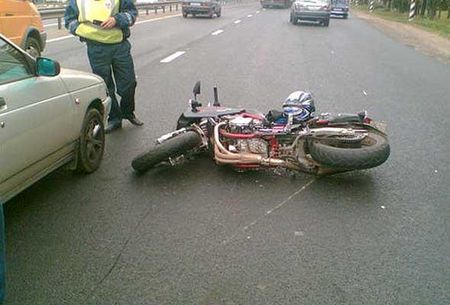 Водитель мотоцикла в Глазове получил травмы при столкновении с автомобилем