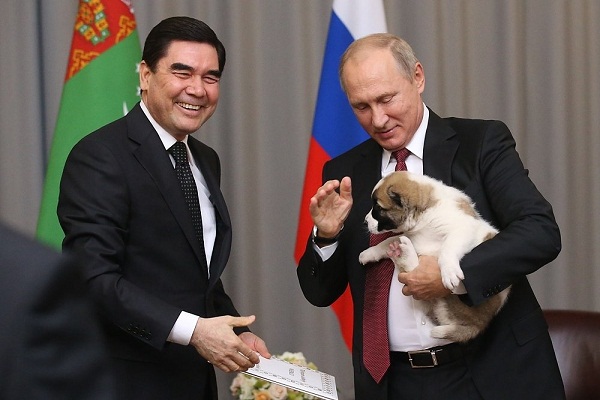 Лидер Туркменистана подарил Владимиру Путину щенка алабая