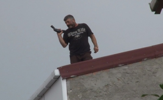 В Стамбуле бородатый мужчина стреляет с крыши дома из дробовика