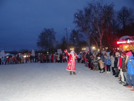 Праздничные огни зажглись на главной елке в Воткинске