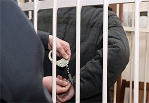 В Москве ищут человека в наручниках, сбежавшего из зала суда
