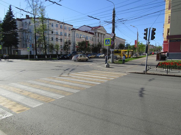 Водитель иномарки столкнулся с автобусом в центре Ижевска и скрылся
