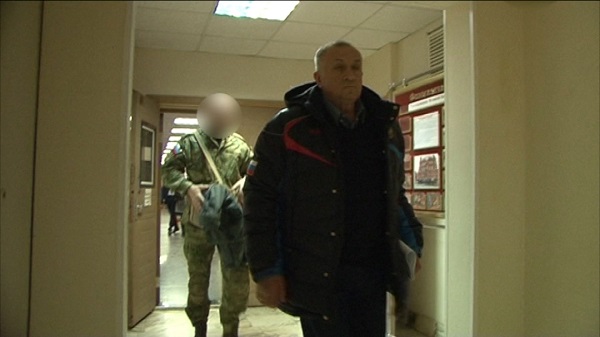 Экс-глава Удмуртии, шагающий по коридору Следственного комитета РФ, попал на видео