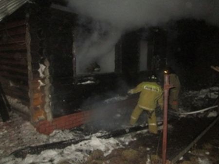 Три человека погибли на пожаре в Селтинском районе