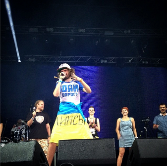 Noize MC выступил во Львове обернувшись в украинский флаг