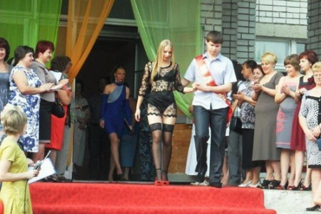 Фото: украинская школьница пришла на выпускной в нижнем белье и чулках