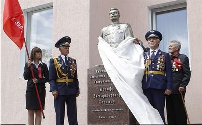 В новогоднюю ночь на Украине взорвали отреставрированный памятник Сталину