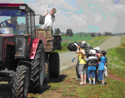 Школьники Малопургинского района очистили от мусора Бурановский пруд 