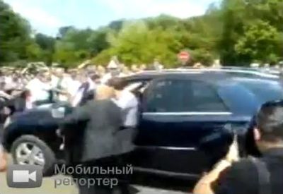 Видео: Медведев за рулем джипа  протаранил толпу