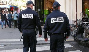 Подросток с саблями захватил  15 заложников в детсаду во Франции