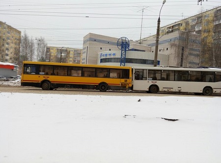 Два автобуса ИПОПАТ устроили аварию на обледенелой ул.Петрова в Ижевске