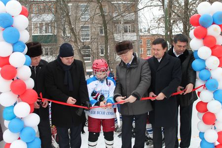 Стеклопластиковую хоккейную коробку открыли в Ижевске