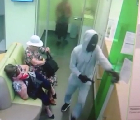 В Перми двое вооруженных людей ограбили отделение банка