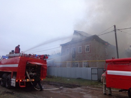 Жителя Удмуртии вывели из пылающего дома пожарные