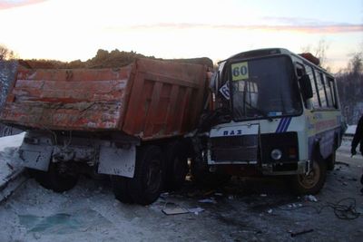 Автобус врезался в КамАЗ в Удмуртии: 2 человека погибли, 11 получили травмы