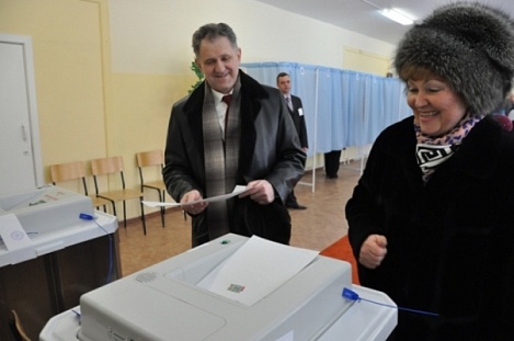 Глава Удмуртии пришел на избирательный участок с супругой 