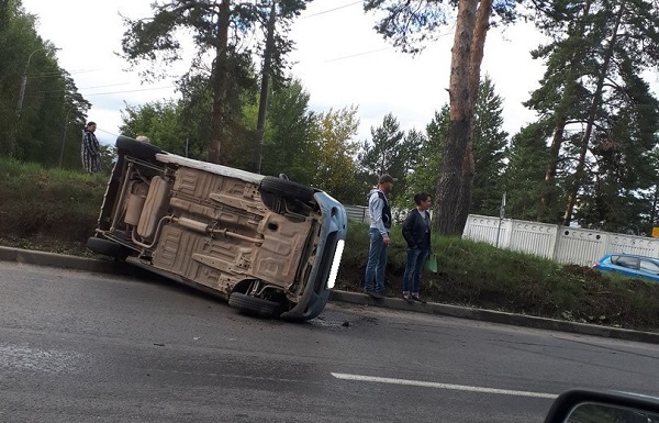 При столкновении в Ижевске двух узбекских автомобилей один из них оказался на боку