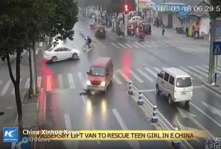Девушка в Китае выжила после того, как по ней проехал микроавтобус