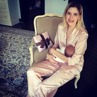 Жена Александра Лебедева постит фотографии новорожденной дочери 