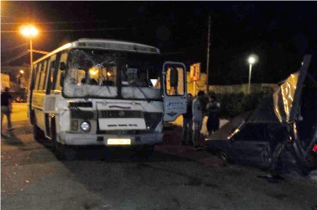 Водитель автобуса врезался в стоящий автомобиль в Сарапульском районе