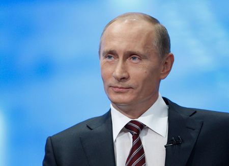Путин выпил водки и закусил тортом в день рождения