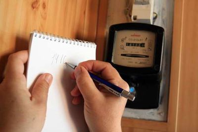 Долг за электричество жители Удмуртии погасили телевизорами и микроволновкой