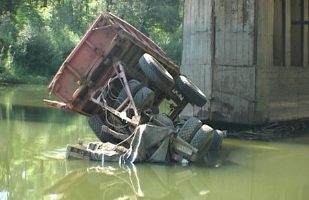 ГИБДД Удмуртии: водитель  упавшего в воду грузовика мог захлебнуться
