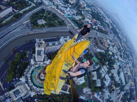 Петербургский руфер покорил 176-метровую "сталинскую высотку"