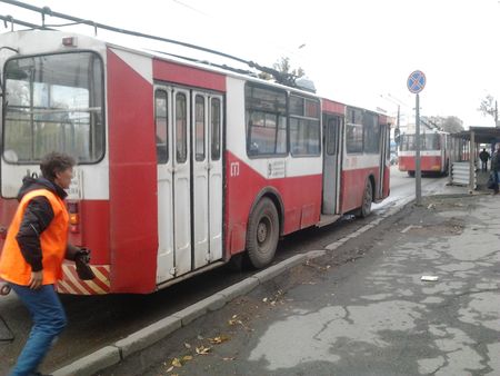 Яма стала причиной сбоя работы электротранспорта в Ижевске