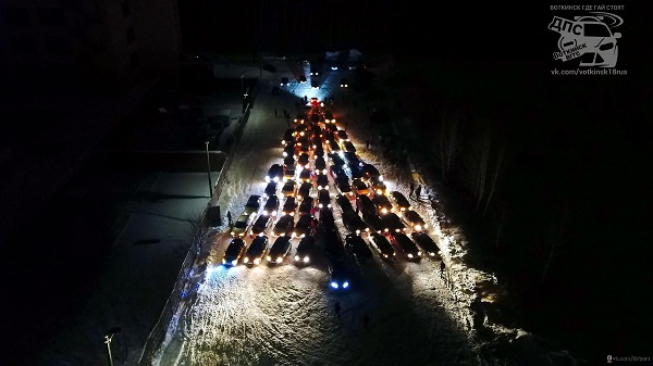 В Воткинске составили из почти ста автомобилей ёлку
