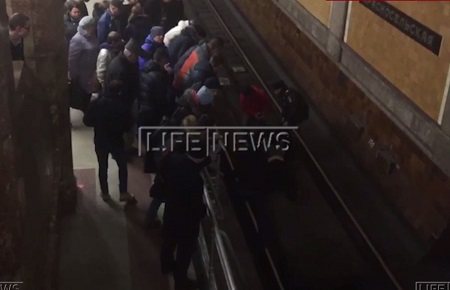 Три человека попали под поезд метро в Москве накануне (видео)