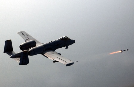 Военный самолет США случайно сбросил бомбы и учебную ракету