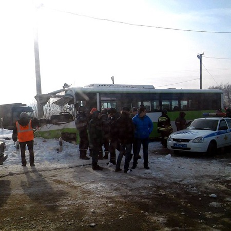 Кондуктор погибла, когда тепловоз снес автобус на переезде рядом с Ижевском