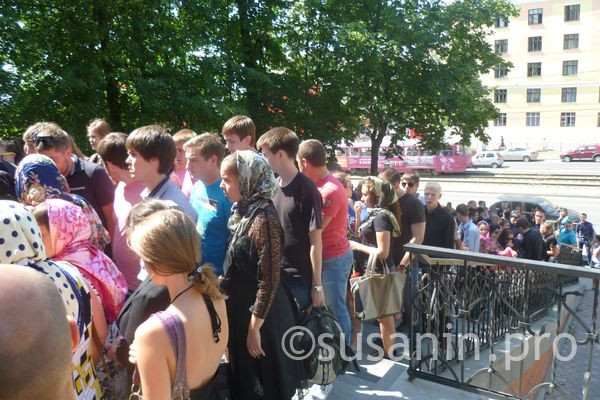 Желающие проститься с первой жертвой ДТП на Пушкинской в Ижевске отстояли огромную очередь