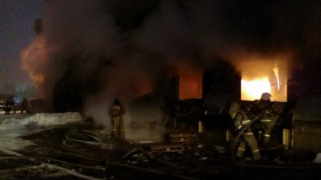 Крупный пожар в Ижевске на Воткинском шоссе потушили в ночь на понедельник
