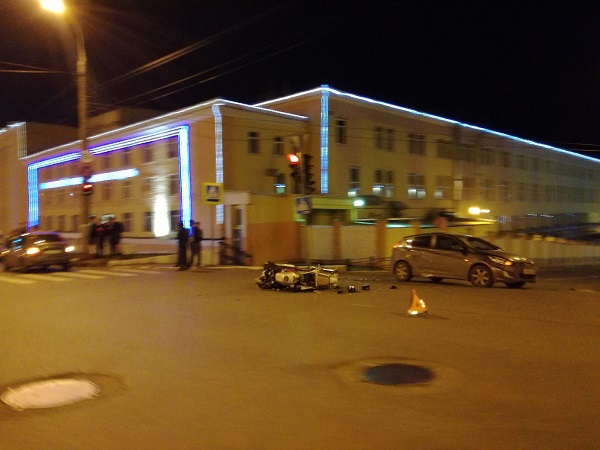 Мотоцикл и иномарка столкнулись в Ижевске около полуночи
