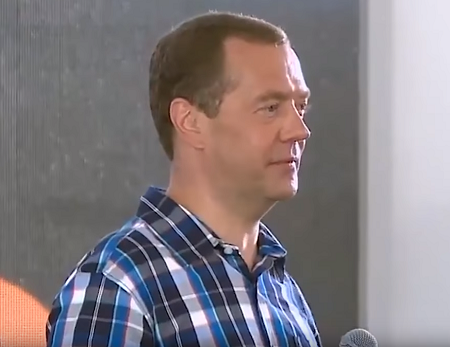 Медведев порекомендовал недовольным зарплатой учителям идти в бизнес