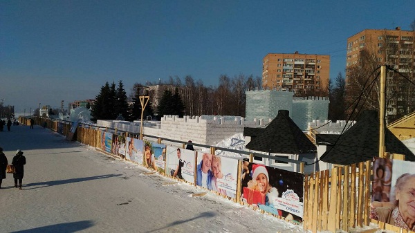 На Центральной площади Ижевска демонтируют забор вокруг «Сказбурга»