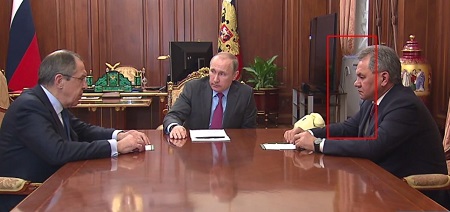 Владимир Путин с облучателем принимает посетителей в Кремле