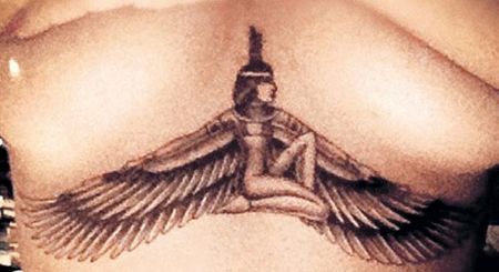 Фото: Рианна наколола египетскую богиню под грудью